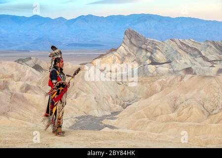 USA, Kalifornien, Death Valley, Nationalpark, Lakota Jim Yellowhawk in voller Regalia MR (m) Stockfoto