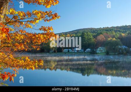 USA, New England, Vermont, Ludlow, Echo Lake, erstes Licht im Herbst Stockfoto
