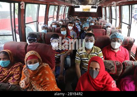 Dhaka, Bangladesch - 09. Juni 2020: Mitarbeiter des medizinischen Universitätskrankenhauses Dhaka halten keine soziale Distanz trotz Coronavirus-Infektionsrisiken, während sie sich in der Praxis befinden Stockfoto