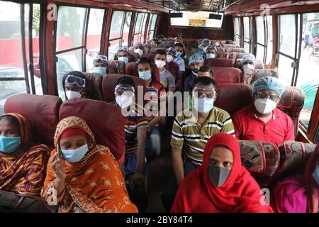 Dhaka, Bangladesch - 09. Juni 2020: Mitarbeiter des medizinischen Universitätskrankenhauses Dhaka halten keine soziale Distanz trotz Coronavirus-Infektionsrisiken, während sie sich in der Praxis befinden Stockfoto