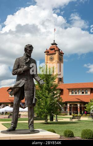 USA, Illinois, Midwest, Springfield, Union Station und Lincoln Statue Stockfoto