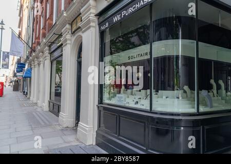 Leere Straße mit geschlossenen Geschäften und leerem Schaufenster im Schmuckviertel wegen Coronavirus COVID-19 Sperre in Hatton Garden, London, England - 2 Stockfoto