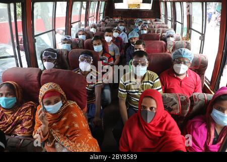 Dhaka, Bangladesch - 09. Juni 2020: Mitarbeiter des medizinischen Universitätskrankenhauses Dhaka halten keine soziale Distanz trotz Coronavirus-Infektionsrisiken, während sie sich in der Praxis befinden Stockfoto