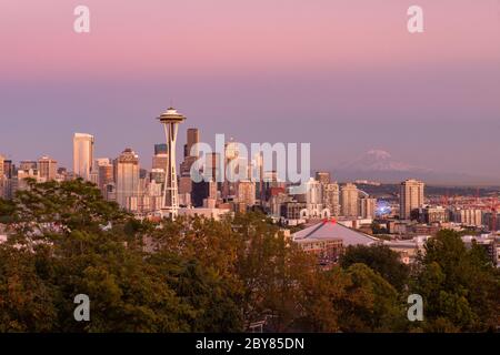 USA, Pazifischer Nordwesten, Staat Washington, Skyline von Seattle mit Mount Rainier Stockfoto