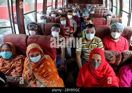 Dhaka, Bangladesch - 09. Juni 2020: Mitarbeiter des medizinischen Universitätskrankenhauses Dhaka halten keine soziale Distanz trotz Coronavirus-Infektionsrisiken, während sie sich in der Praxis befinden Stockfoto