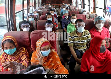 Dhaka, Bangladesch - 09. Juni 2020: Mitarbeiter des medizinischen Universitätskrankenhauses Dhaka halten keine soziale Distanz trotz Coronavirus-Infektionsrisiken, während sie sich in der Praxis befinden Stockfoto