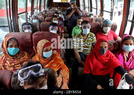 Dhaka, Bangladesch - 09. Juni 2020: Mitarbeiter des medizinischen Universitätskrankenhauses Dhaka halten keine soziale Distanz trotz Coronavirus-Infektionsrisiken, während sie sich in der Praxis befinden Stockfoto