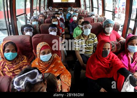 Dhaka, Bangladesch - 09. Juni 2020: Mitarbeiter des medizinischen Universitätskrankenhauses Dhaka halten keine soziale Distanz trotz Coronavirus-Infektionsrisiken, während sie sich in der Praxis befinden Stockfoto