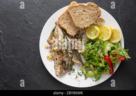 Zwei Makrelenfilets von einem Makrele, Scomber scombrus, das auf Rute und Linie vom Chesil Strand in Dorset gefangen wurde. Die Filets wurden gebraten Stockfoto