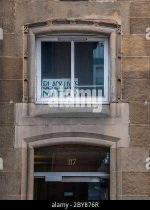 Glasgow, Schottland, Großbritannien. 9. Juni 2020: Ein Schild mit schwarzer Lebendsache über dem Haupteingang im Stadtzentrum. Stockfoto