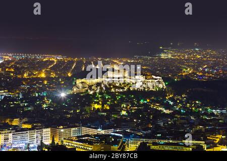 Akropolis und Athen in Griechenland bei Nacht Stockfoto