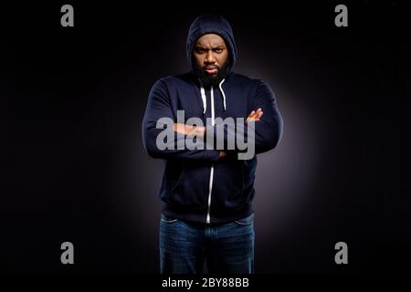 Foto von unzufrieden afro amerikanischen Kerl Kreuz Hände Abneigung Rassismus afrikanische Menschen Diskriminierung tragen Pullover Denim Jeans isoliert über schwarze Farbe Stockfoto