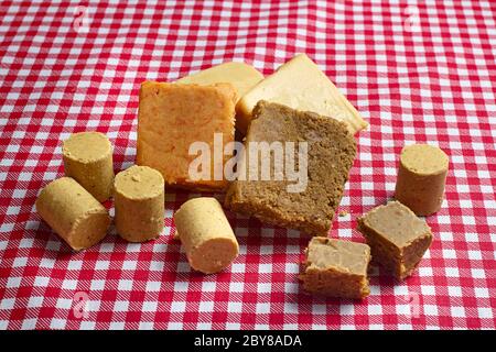 Typische Süßigkeiten vom brasilianischen Juni-Festival Süßigkeiten mit Erdnüssen, Dulce de leche und Kürbissen. Stockfoto