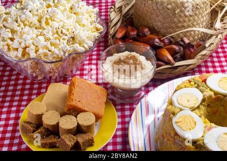 Typisch brasilianische Junina Party Food und Süßigkeiten. Couscouz, Erdnussbonbons, süßer Reis, Dulces de leche und Pinienkerne. Stockfoto