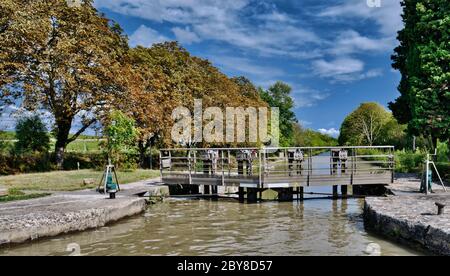 Carcassonne Aude Frankreich 08/24/18 Ladouce Schleusentore am Canal Du Midi. Von Bäumen gesäumter Schleppweg. Sommer blauer Himmel Südwest Frankreich. Stockfoto