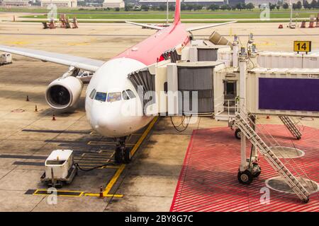 BANGKOK, THAILAND - 10. MÄRZ 2018: Gehweg für Passagiere das Flugzeug am Don Mueang International Airport ist ein großer internationaler Thai Stockfoto