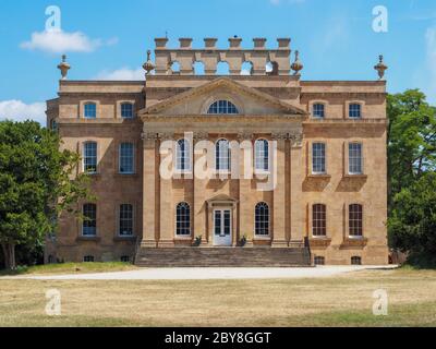 Westeingang des Kings Weston House in Bristol UK entworfen von Sir John Vanbrugh mit riesigen Kolonnaden auf dem Dach tragen die Schornsteine Stockfoto