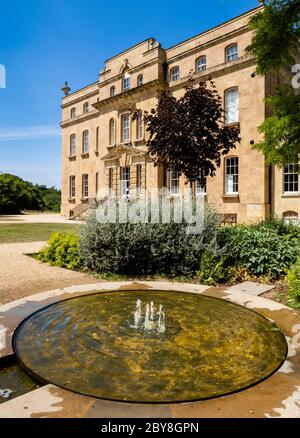 Zierbecken und Brunnen im Garten des Kings Weston House in Bristol UK, entworfen von Sir John Vanbrugh im frühen 18. Jahrhundert, jetzt in Privatbesitz Stockfoto