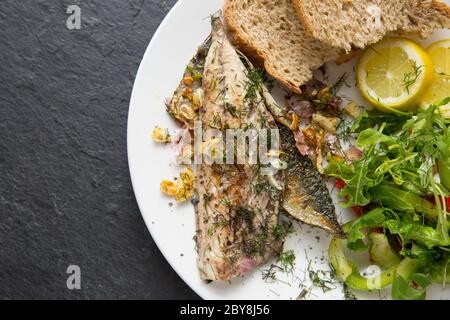 Zwei Makrelenfilets von einem Makrele, Scomber scombrus, das auf Rute und Linie vom Chesil Strand in Dorset gefangen wurde. Die Filets wurden gebraten Stockfoto