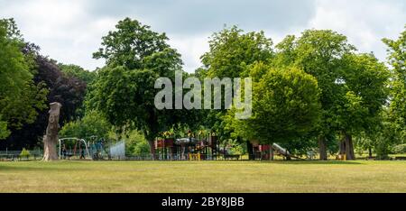 Ein Blick auf den Prospect Park in Reading, UK mit einem Kinderspielplatz in der Ferne, Es ist ruhig wegen Coronavirus Einschränkungen. Stockfoto