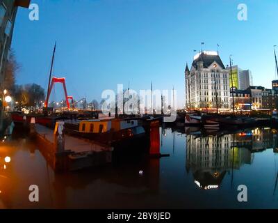 Terrasse am Hafen von rotterdam zwischen modernen Gebäuden in den niederlanden Stockfoto