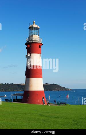 Smeaton's Tower on the Hoe mit Plymouth Sound Behind, Plymouth, Devon, England, Großbritannien Stockfoto