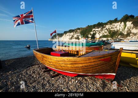 Fischerboote am Strand in den frühen Morgenstunden, Beer, Devon, England, Vereinigtes Königreich Stockfoto