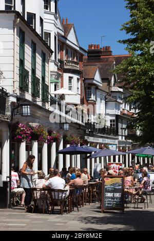 Cafés entlang der Pantiles, Royal Tunbridge Wells, Kent, England, Großbritannien Stockfoto