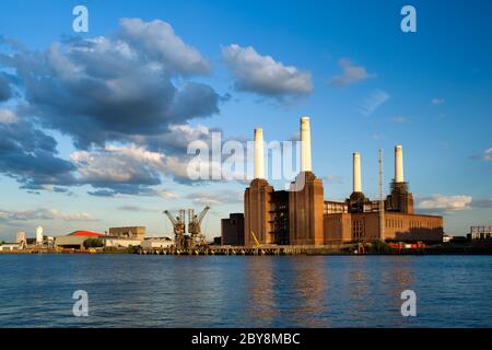 Battersea Power Station neben der Themse, London, England, Großbritannien Stockfoto