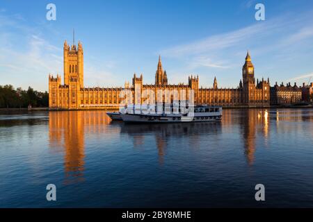 Houses of Parliament bei Sonnenaufgang über der Themse, London, England, Großbritannien Stockfoto
