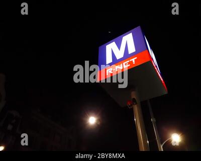 Amsterdam U-Bahn-Straße Beschilderung Plakat Design bei Nacht in den niederlanden Stockfoto