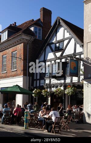 Menschen, die einen Drink am Abend vor dem 16. Jahrhundert Eclipse Inn, Winchester, Hampshire, England, Großbritannien genießen Stockfoto