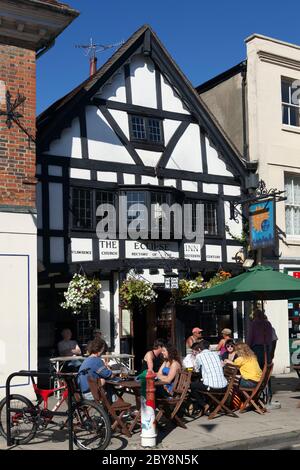 Menschen, die einen Drink am Abend vor dem 16. Jahrhundert Eclipse Inn, Winchester, Hampshire, England, Großbritannien genießen Stockfoto