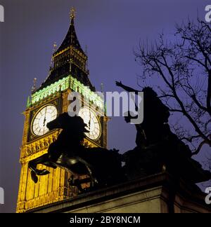 Nachtaufnahme des Big Ben mit Statue von Boudicca, London, England, Großbritannien Stockfoto