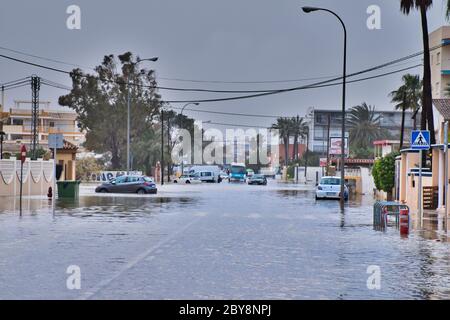 Dénia, Alicante, Spanien 01/20/20 Sturm Gloria überflutet die Straßen mit Meerwasser. Gestrandete Autos und Busse werden im tiefen Wasser aufgegeben. Naturereignis Stockfoto