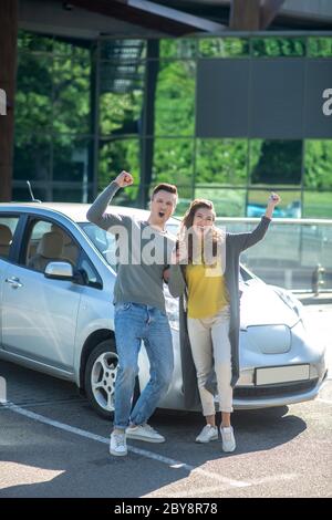 Glücklich fröhlichen Mann und Frau in der Nähe von Auto im Freien Stockfoto