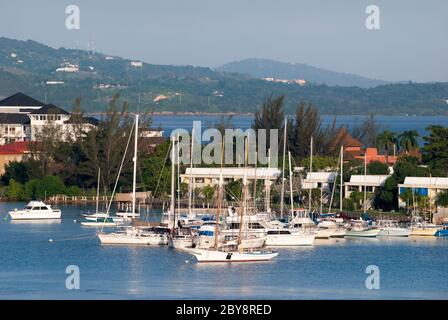 Der Morgen Blick auf driftende Yachten in Montego Bay Resort Stadt (Jamaika). Stockfoto