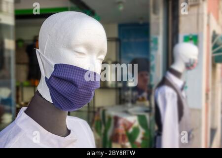 Schaufensterpuppen in Schaufenster des Geschäfts tragen Masken gegen Coronavirus während Covid-19 Pandemie Stockfoto