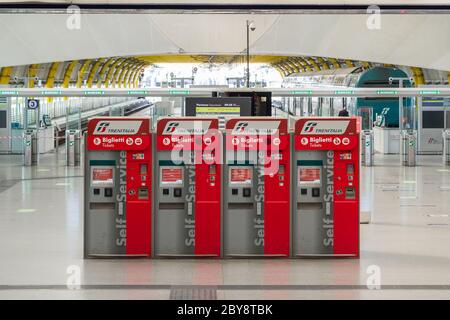 Fahrkartenautomaten für trenitalia-Züge am Bahnhof im Abflugterminal 3 des Flughafens Rom-Fiumicino, Rom, Italien Stockfoto