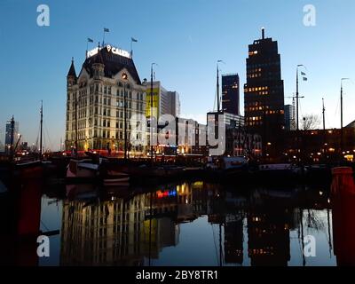 Terrasse am Hafen von rotterdam zwischen modernen Gebäuden in den niederlanden Stockfoto