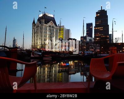 Terrasse am Hafen von rotterdam zwischen modernen Gebäuden in den niederlanden Stockfoto