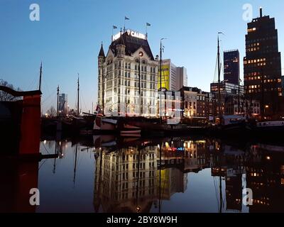 Terrasse am Hafen von rotterdam zwischen modernen Gebäuden in den niederlanden Stockfoto