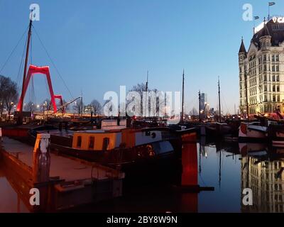 Terrasse am Hafen von rotterdam zwischen modernen Gebäuden in den niederlanden Stockfoto