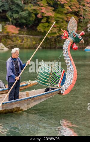 Kyoto / Japan - 12. November 2017: Alter Mann rudert auf Ruytou-sen Dragon Head boat während des Festivals am Katsura Fluss in Kyoto, Japan. Stockfoto