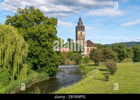 Fluss Werra und die St.-Crucis-Kirche im Stadtteil Allendorf, Bad Sooden-Allendorf, Rheinland-Pfalz, Deutschland Stockfoto