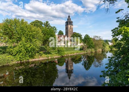 Fluss Werra und die St.-Crucis-Kirche im Stadtteil Allendorf, Bad Sooden-Allendorf, Rheinland-Pfalz, Deutschland Stockfoto