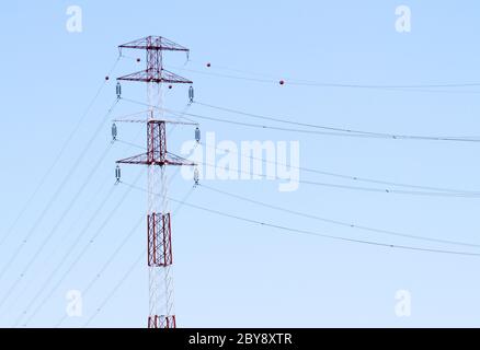 Detail des Strommastes gegen blauen Himmel Stockfoto