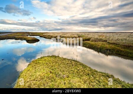 Himmel spiegelt sich im Fluss Stockfoto