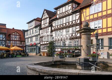 Fachwerkhäuser und Brunnen auf dem Marktplatz im Stadtteil Allendorf, Bad Sooden-Allendorf, Rheinland-Pfalz, Deutschland Stockfoto