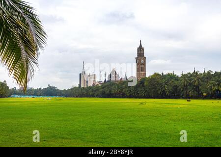 Churchgate Architecture mit Wachturm und einigen Gebäuden von Aktiengesellschaften im Hintergrund in Mumbai, Indien. Stockfoto